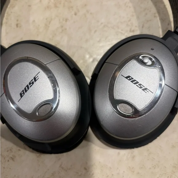 Bose QuietComfort 2 Headphones with Black Case & accessories - Picture 3 of 6